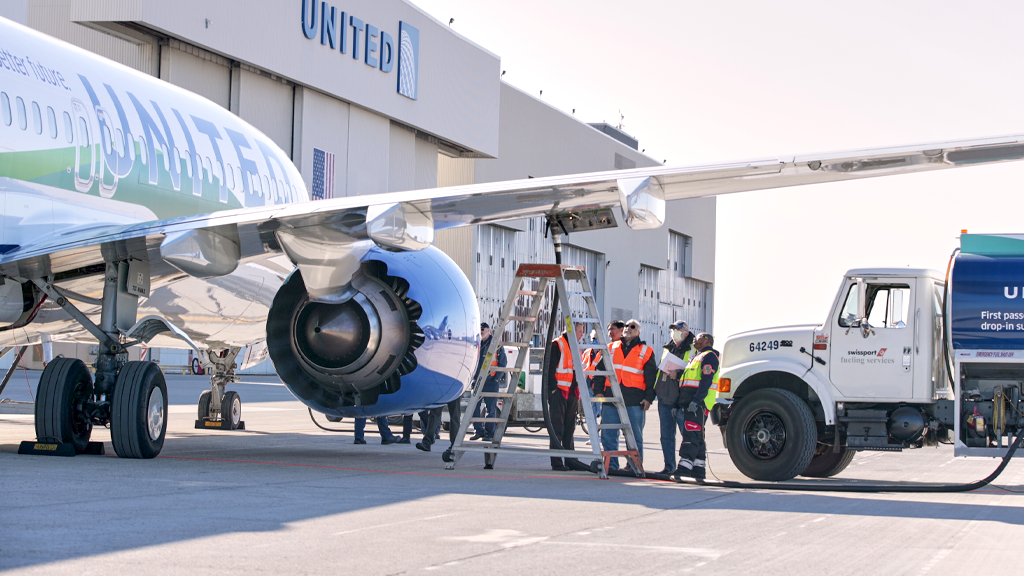 United becomes the first airline to fly on 100% sustainable fuel