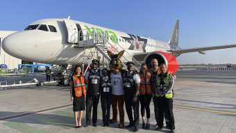 Viva Aerobus presents its Airbus a320 with the image of the San Antonio Spurs