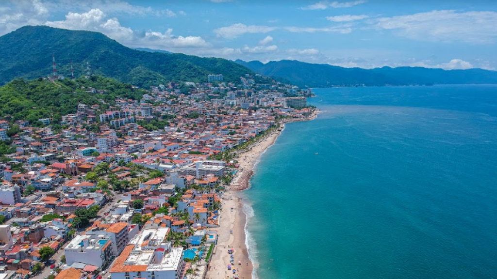 The arrival of visitors by air in Puerto Vallarta grows