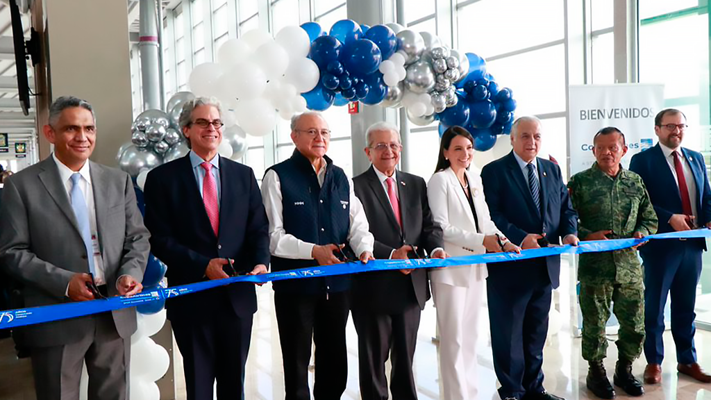 The first flight from Panama lands at the Mexican AIFA